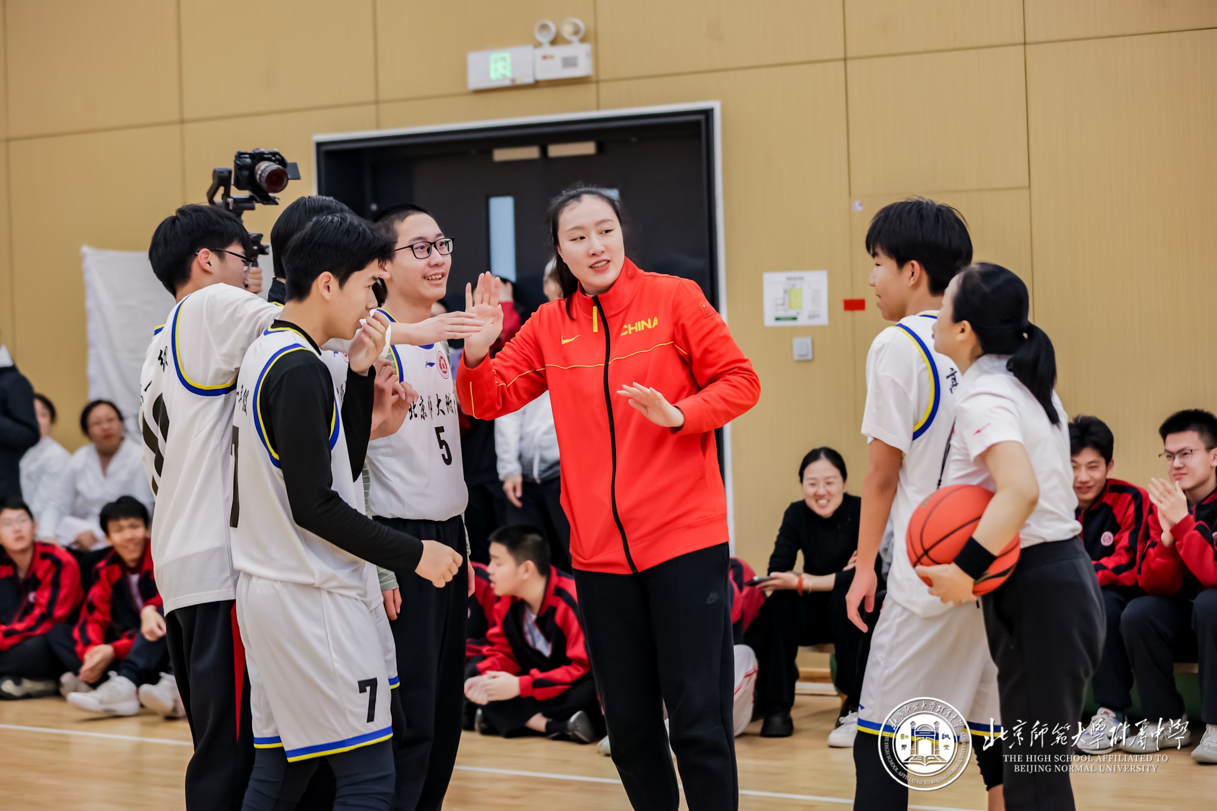 20260309537120.jpg 与学生互动3.jpg