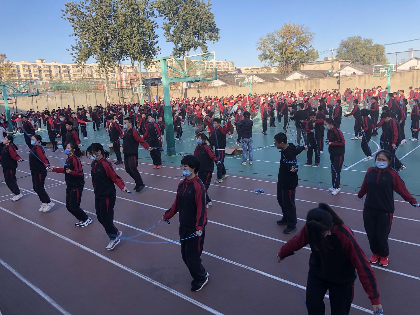 20211029164078.jpg 高三、初二同学一起跳绳接力.jpg