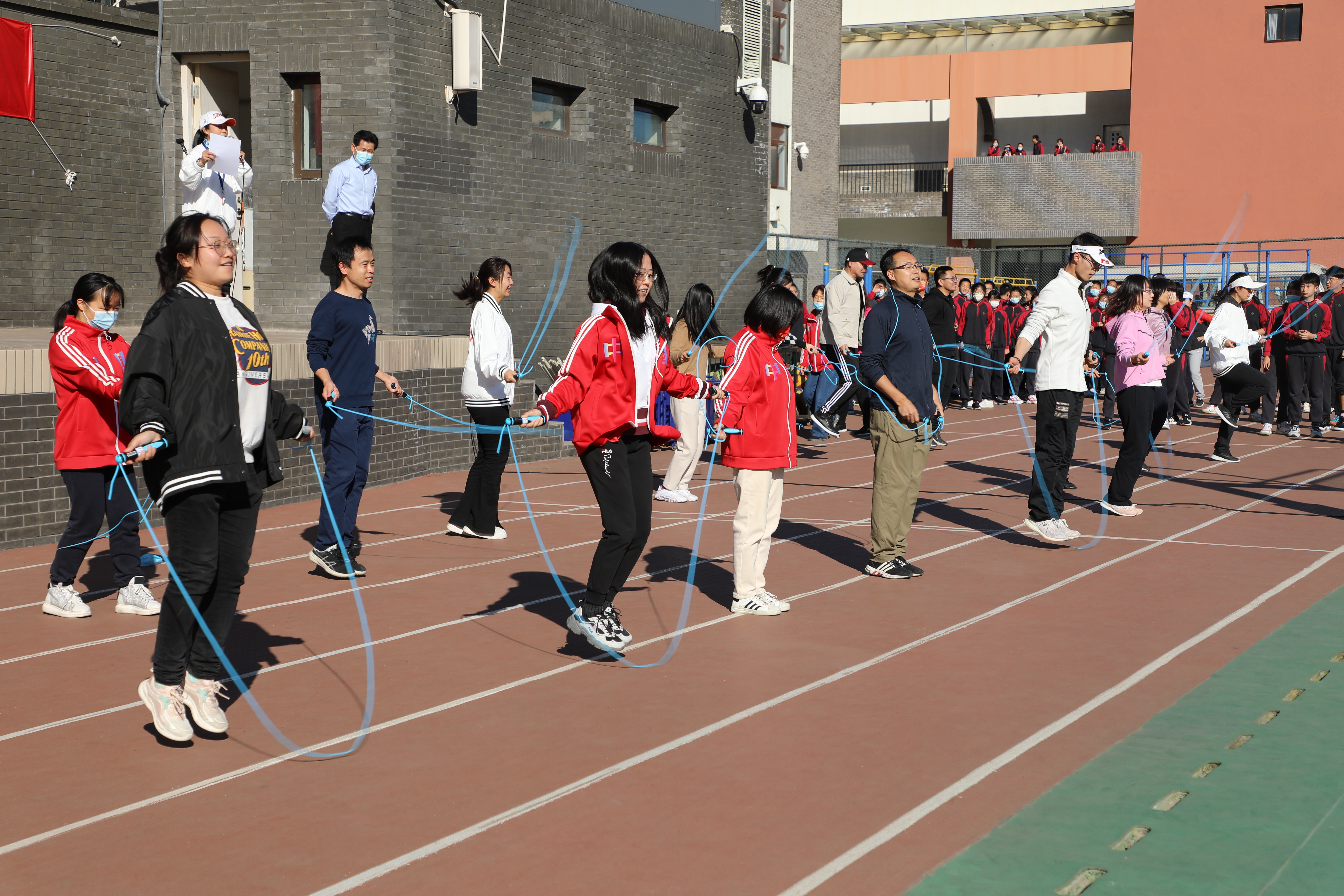 20211029925509.jpg 老师们参与跳绳接力给彩票平台示范.JPG