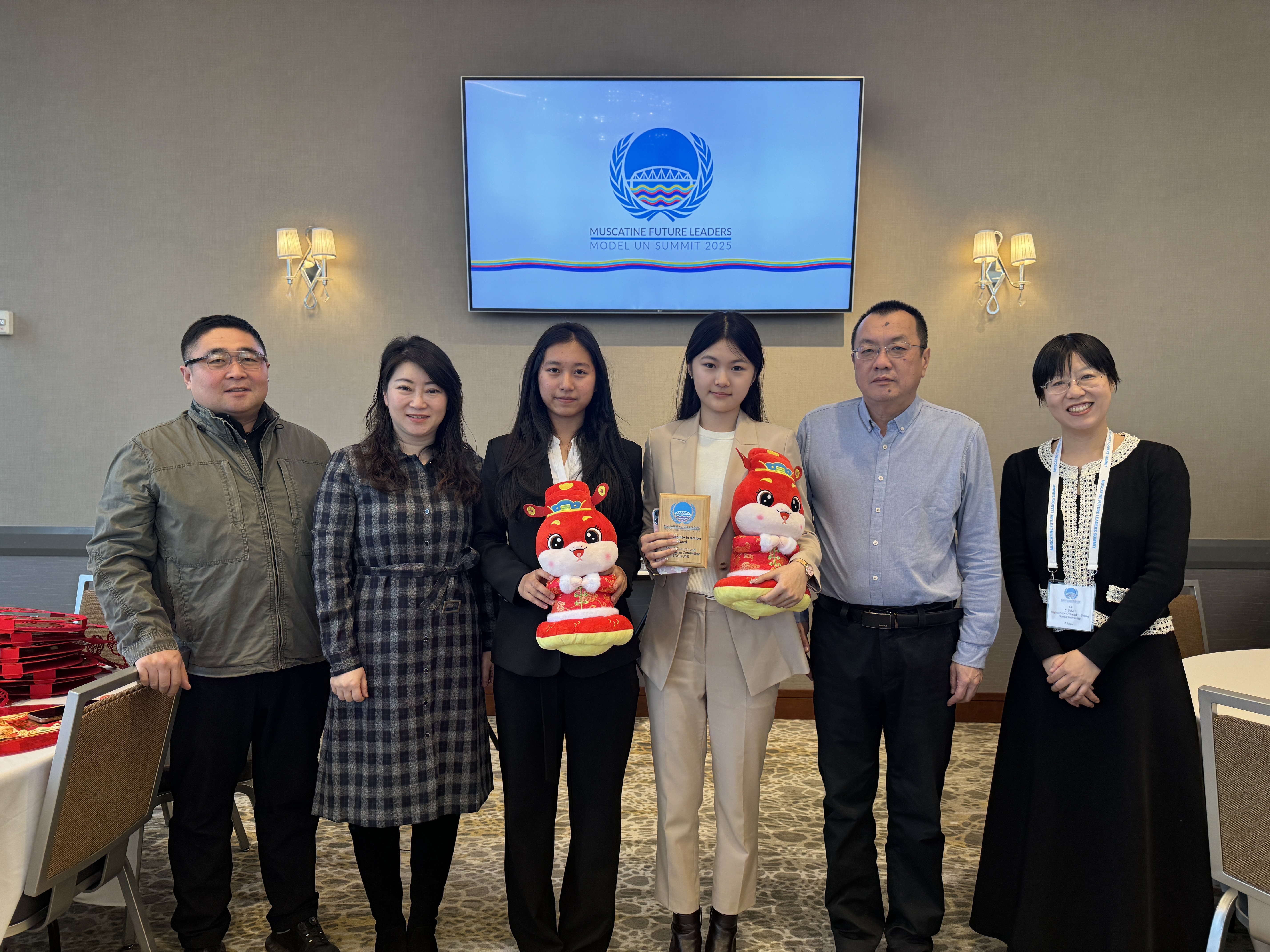 带队老师与模联活动获奖同学合影.jpg