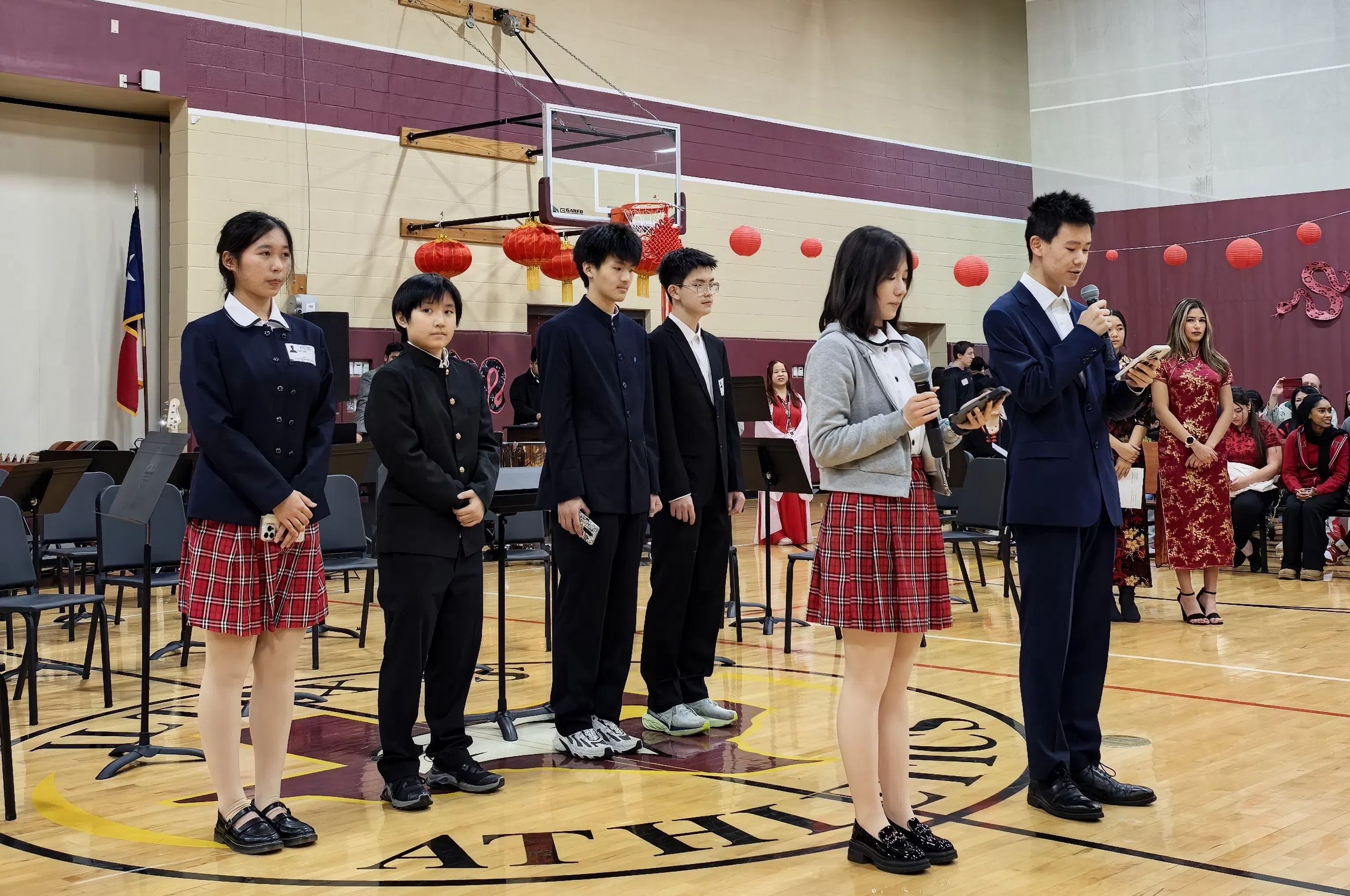 我校同学在德州国际学校晚会上表演.jpg