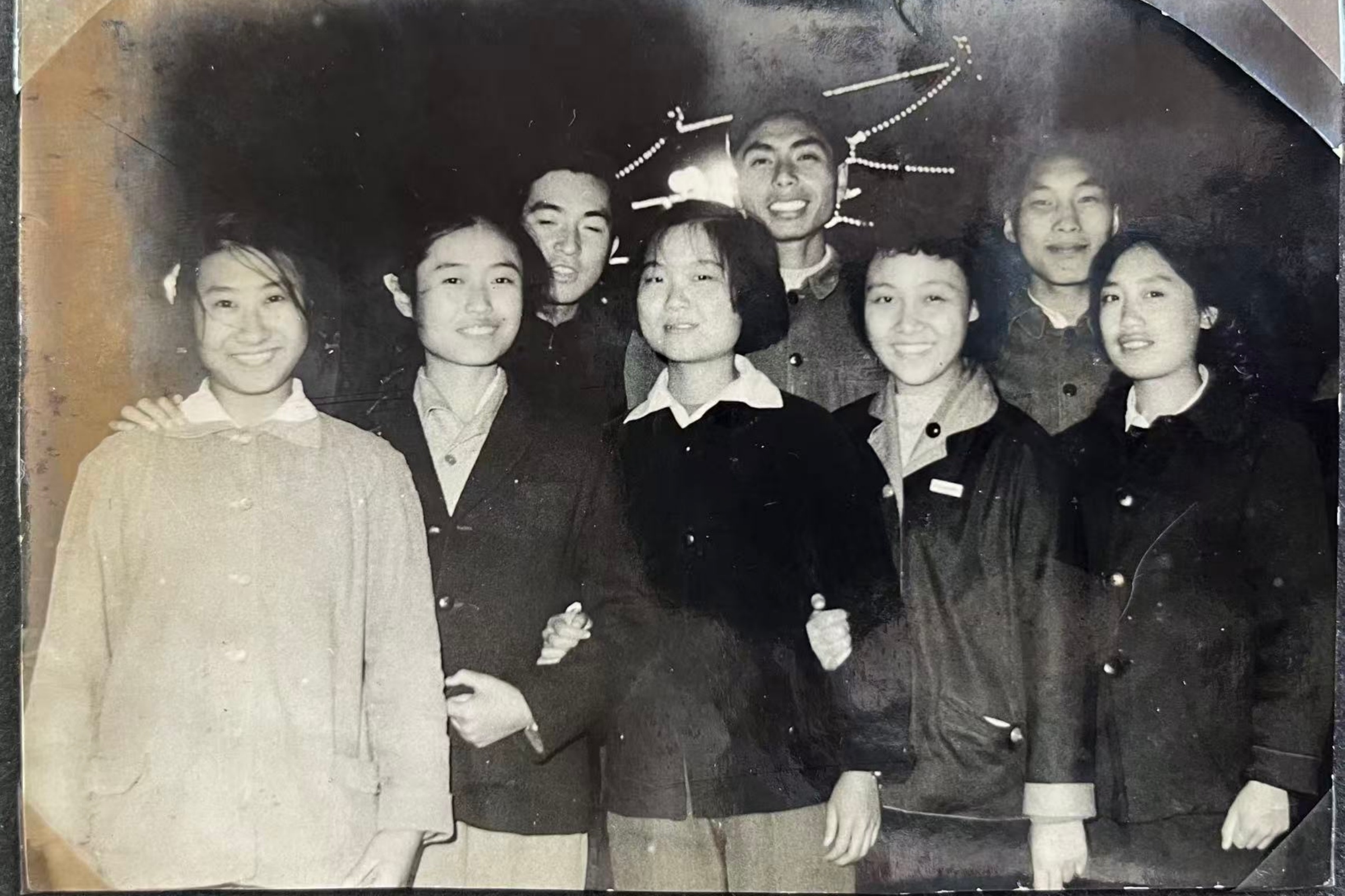 57届参加建国十周年庆典，五个女生同上，后排右一王汇淳和冯小慧是夫妻.jpg