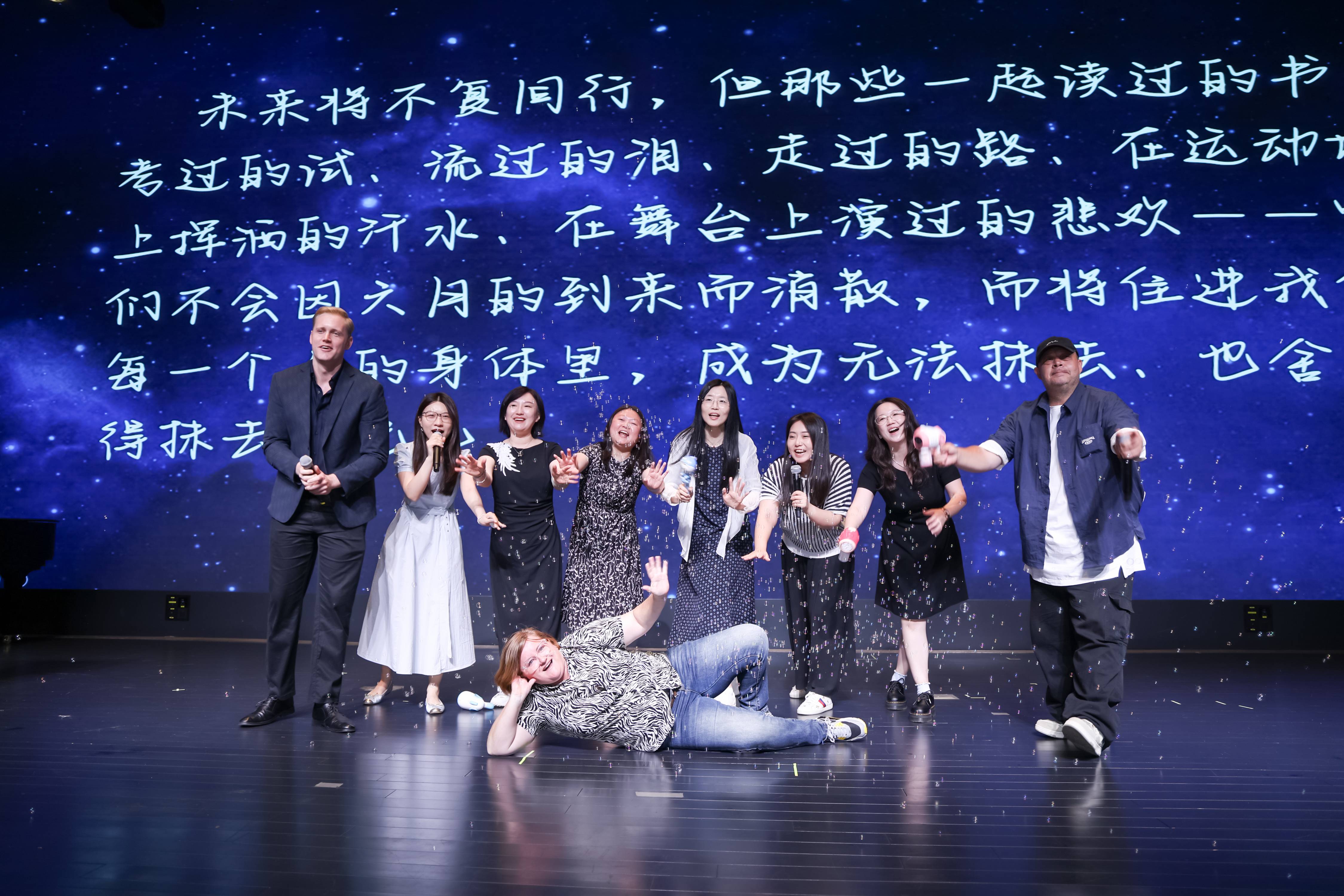 老师唱歌.jpg